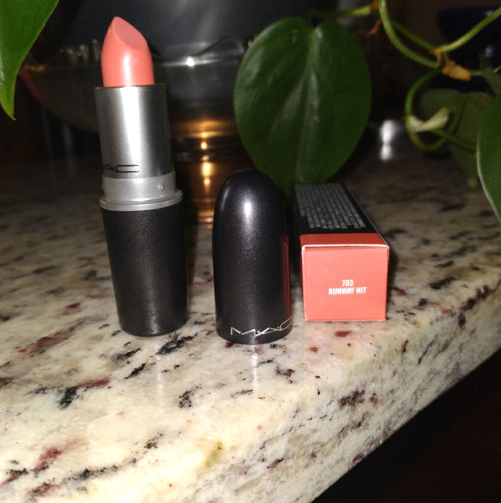 💜nwt💜MAC lipstick. Runway hit 💜